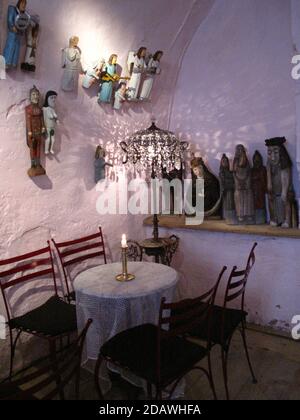 Le café Camelot est un café-restaurant bien connu de Cracovie, où le groupe théâtre Loch Camelot se produit sous la marque cabaret au sous-sol le week-end Banque D'Images