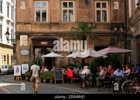 Le café Camelot est un café-restaurant bien connu de Cracovie, où le groupe théâtre Loch Camelot se produit sous la marque cabaret au sous-sol le week-end Banque D'Images