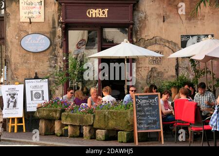 Le café Camelot est un café-restaurant bien connu de Cracovie, où le groupe théâtre Loch Camelot se produit sous la marque cabaret au sous-sol le week-end Banque D'Images