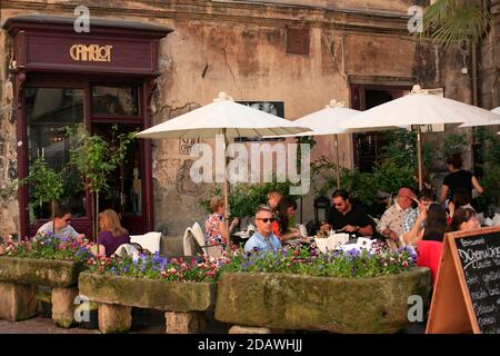 Le café Camelot est un café-restaurant bien connu de Cracovie, où le groupe théâtre Loch Camelot se produit sous la marque cabaret au sous-sol le week-end Banque D'Images