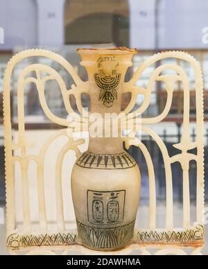 Egypte, Toutankhamon albâtre, de sa tombe à Louxor : Uppert partie d'un vase ornemental unguent. Avec des cartouches de Toutankhamon. Banque D'Images