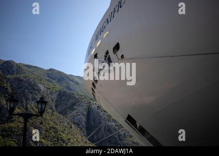 Kotor, Monténégro, 21 septembre 2019 : marins du navire de croisière MSC MAGNIFICA observant les cordes d'amarrage Banque D'Images