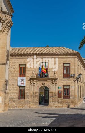 Ancienne allée lapidée dans la ville médiévale de Baeza, déclarée avec Ubeda comme patrimoine mondial par l'unesco, Andalousie, Espagne verticale Banque D'Images