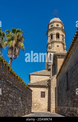 Vieille allée lapidée avec vue sur l'église de la ville médiévale de Baeza, déclarée avec Ubeda comme patrimoine mondial par l'unesco, Andalousie, Espagne, verticale Banque D'Images