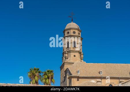 Vieille allée lapidée avec vue sur l'église de la ville médiévale de Baeza, déclarée avec Ubeda comme patrimoine mondial par l'unesco, Andalousie, Espagne Banque D'Images