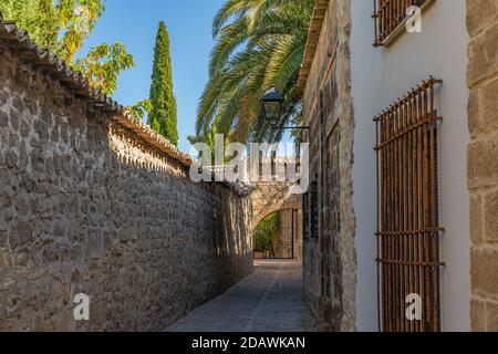 Vieille allée lapidée avec vue sur l'église de la ville médiévale de Baeza, déclarée avec Ubeda comme patrimoine mondial par l'unesco, Andalousie, Espagne Banque D'Images