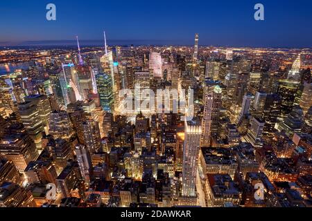 Vue aérienne en soirée sur Midtown New York City le long de Fifth Avenue. Gratte-ciel de Manhattan illuminés, NYC.USA Banque D'Images