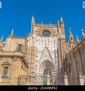 La porte du prince à la cathédrale Saint-Marie du Siège avec skulpture à la cathédrale de Séville, Andalousie, Espagne Banque D'Images