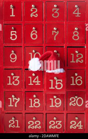 Calendrier de l'Avent en bois rouge avec surprise pour Noël Banque D'Images