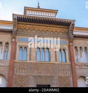Palais de l'Alcazar à Séville, célèbre architecture andalouse. Ancien palais arabe de Séville, Espagne. Arche et colonne ornementées. Banque D'Images