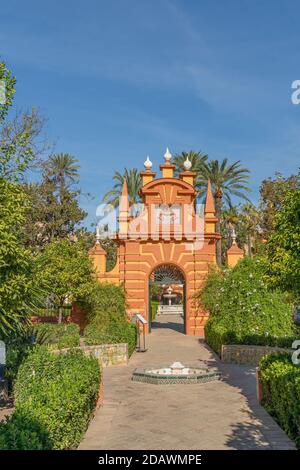 Jardins dans la ville historique de Reales Alcazares à Séville en Andalousie, Espagne Banque D'Images