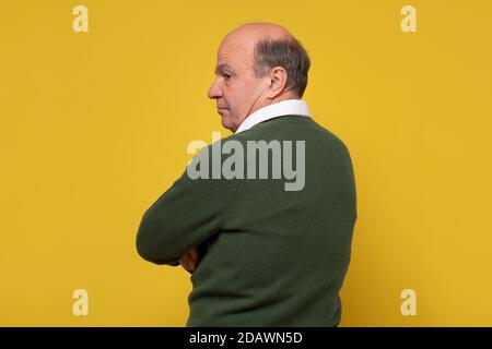 L'homme hispanique âgé se retourne. Prise de vue en studio Banque D'Images