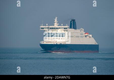 Sud de l'Angleterre, Royaume-Uni. 2020. Un traversier en cours, dans les eaux britanniques. Banque D'Images