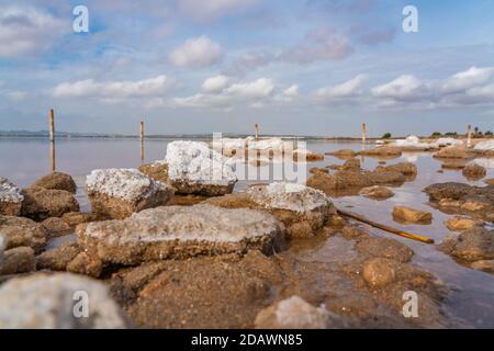 Rochers dans un lac salé rose Laguna Rosa, Torrevieja Banque D'Images