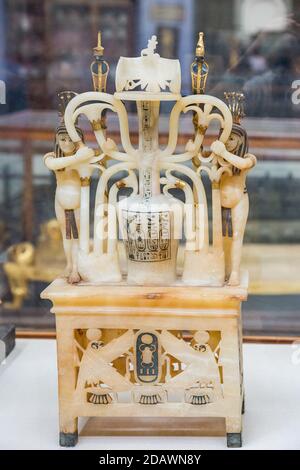 Égypte, le Caire, Musée égyptien, albâtre de Toutankhamon, de sa tombe à Louxor : vase à parfum composite, sur piédestal ajouré. Banque D'Images