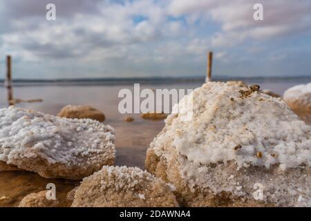 Rochers dans un lac salé rose Laguna Rosa, Torrevieja Banque D'Images