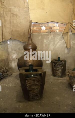 Alembic de vin dans une ancienne cave, boisson et alcool, fabrication Banque D'Images