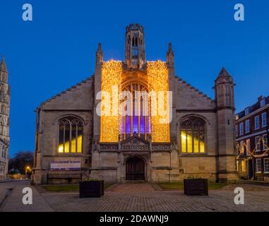 Église Saint-Michel-le-Belfrey avec illuminations festives de Noël au crépuscule, York, Royaume-Uni Banque D'Images