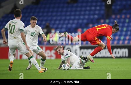 Gareth Bale (à droite) du pays de Galles est défié par James McClean de la République d'Irlande lors du match de la Ligue B du groupe 4 de l'UEFA Nations League au Cardiff City Stadium, Cardiff, pays de Galles. Banque D'Images