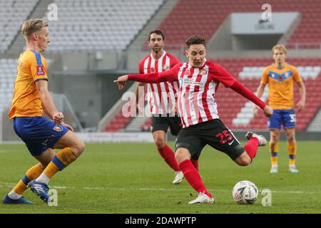 Callum Mcfadzean de Sunderland et George Lapslie de Mansfield Town - Sunderland v Mansfield Town, première manche de la coupe Emirates FA Cup, Stadium of Light, Sunderland, Royaume-Uni - 7 novembre 2020 usage éditorial uniquement - restrictions DataCo applicables Banque D'Images