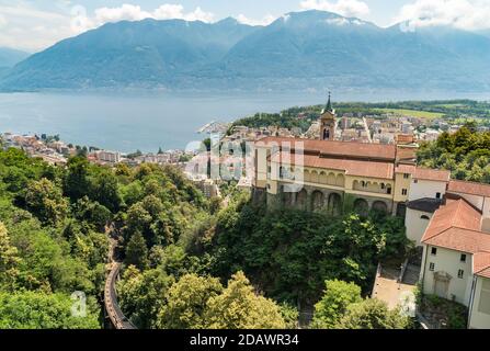 Vue sur le sanctuaire de la Madonna del Sasso à Orselina, au-dessus de la ville de Locarno et du lac majeur, Tessin, Suisse Banque D'Images