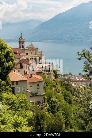 Vue sur le sanctuaire de la Madonna del Sasso à Orselina, au-dessus de la ville de Locarno et du lac majeur, Tessin, Suisse Banque D'Images