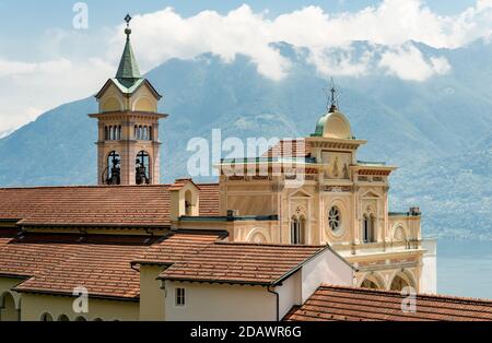 Vue sur le sanctuaire de la Madonna del Sasso à Orselina, au-dessus de la ville de Locarno et du lac majeur, Tessin, Suisse Banque D'Images