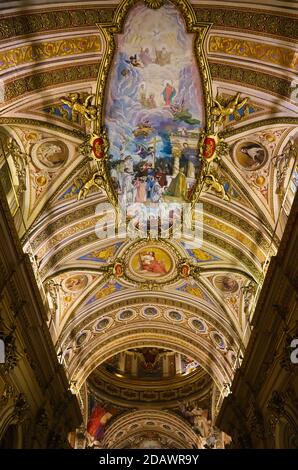 Cordoue, Argentine - janvier 2020 : intérieur de la cathédrale de l'église de Cordoue ( Iglesia de Nuestra Senora de la Asunción) . Vue sur le plafond peint en plein air Banque D'Images