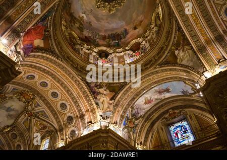 Cordoue, Argentine - janvier 2020 : intérieur de la cathédrale de l'église de Cordoue ( Iglesia de Nuestra Senora de la Asunción) . Vue sur le plafond peint en plein air Banque D'Images