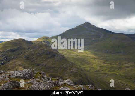 En regardant vers l'impressionnant Munro Sgurr Nan Ceathrahnan Banque D'Images