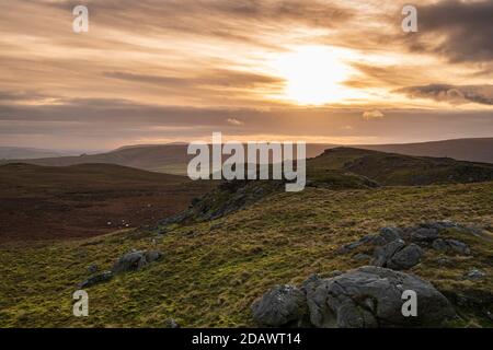 Un coucher de soleil d'hiver mélangé image HDR de Bowland Knotts dans la forêt de Bowland sur la frontière entre Lancashire et Yorkshire, Angleterre. 12 novembre 2020 Banque D'Images