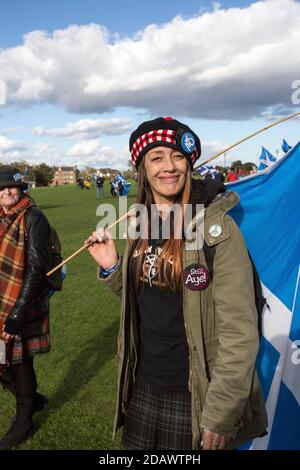 ECOSSE / EDIMBOURG / Jeune femme avec drapeau écossais lors de la Marche Pro Scottish Independence le 6.10.2018 à Edimbourg, Royaume-Uni. Banque D'Images