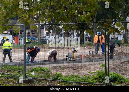 Berlin, Allemagne. 26 octobre 2020. Les travailleurs préparent les installations extérieures sur le site de construction de la nouvelle ligne de métro U5 à Rotes Rathaus. Les Berlinois et les touristes devraient pouvoir utiliser la nouvelle liaison ferroviaire souterraine entre Rotes Rathaus et la porte de Brandebourg à partir du 4 décembre. Credit: Paul Zinken/dpa-Zentralbild/ZB/dpa/Alay Live News Banque D'Images