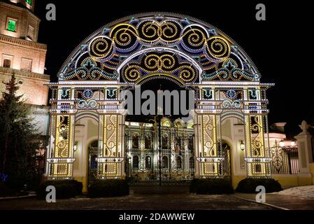 Palais présidentiel au Kremlin de Kazan, République du Tatarstan, Russie. Les portes sont éclairées dans le cadre de l'éclairage spécial pour le nouvel an. Banque D'Images