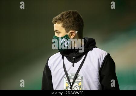 Easter Road, Édimbourg, Royaume-Uni. 15 novembre 2020. Scottish League Cup football, Hibernian versus Dundee FC; A masqué ball boy crédit: Action plus Sports/Alamy Live News Banque D'Images