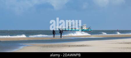 Texel, pays-Bas - 22 octobre 2020 : bateau avec des touristes le long de la plage de Texel aux pays-Bas pendant une journée de tempête Banque D'Images