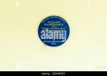 Une plaque bleue de GLC commémorant William Wilberforce, la secte de Clapham et l'abolition de l'esclavage sur l'église de la Sainte Trinité, Clapham Common. Banque D'Images