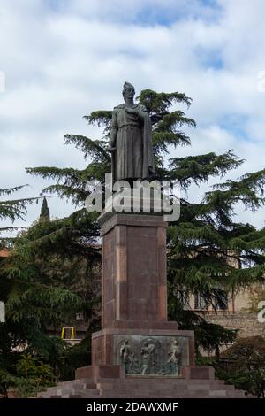 Tbilissi, Géorgie - 14 novembre 2020 : le monument du célèbre poète géorgien Shota Rustaveli, Tbilissi Banque D'Images