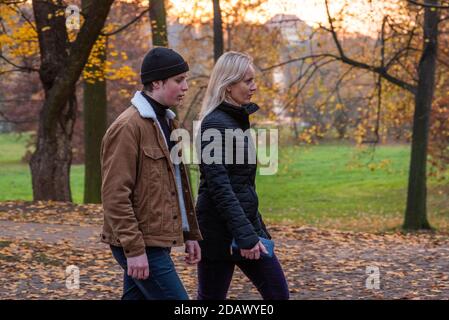 14/2020. Parc Stromovka. Prague république tchèque. Mère et fils marchant dans le parc le dimanche d'hiver. Banque D'Images