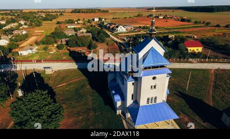 Magnifique paysage rural automnal avec une église en premier plan. Vue aérienne. Banque D'Images