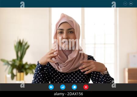 Belle jeune femme d'affaires arabe indienne tenant un appel vidéo. Banque D'Images