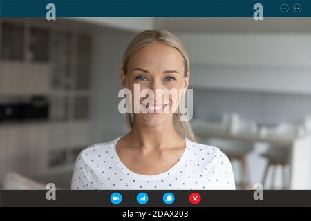 Femme blonde souriante des années 30 regardant la webcam. Banque D'Images