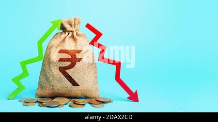 Sac d'argent de roupie indienne et deux flèches de perte de profit. Dépense de revenu. Débit et crédit. Flux financiers. Mouvement des capitaux. Balance commerciale. Dépôts ou Banque D'Images