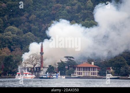 Dans le feu qui a éclaté dans la mosquée Vanikoy, une mosquée historique de la période ottomane, a été complètement détruite le 15 novembre 2020. Banque D'Images