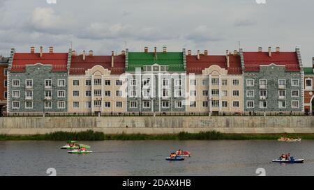 Le remblai de Bruges, Yoshkar-Ola. Une copie moderne de la ville médiévale de Bruges en Belgique. Avec les plaisanciers au premier plan. Banque D'Images