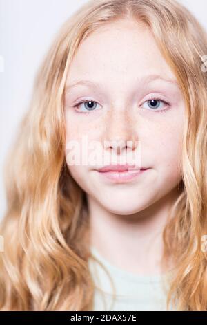 Jeune femme aux cheveux justes et aux yeux bleus avant l'adolescence. DOF peu profond - se concentre sur l'œil gauche du modèle. Banque D'Images