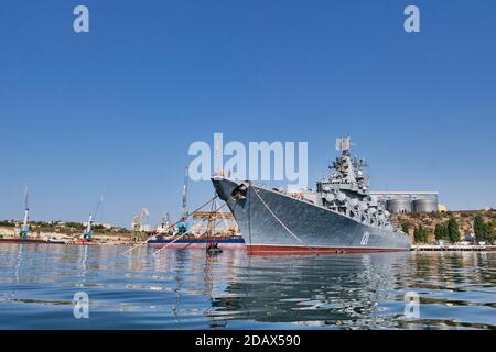 Sébastopol, Russie - 26 septembre 2020 : le croiseur de missiles Moscou est amarré dans le port de Sébastopol. Flotte de la mer Noire de Russie. Banque D'Images