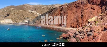 Vue panoramique sur la plage Rouge sur l'île de Santorini - l'une des plages les plus pittoresques du monde. Cyclades, Grèce Banque D'Images