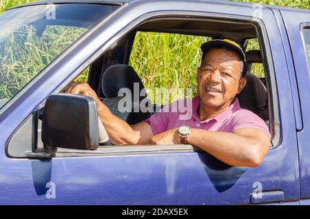 Homme dans un pick-up bleu Banque D'Images