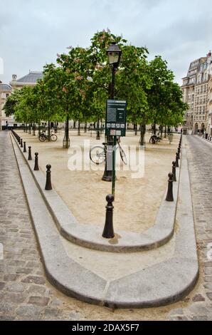 Photo Pcturesque de la place Dauphine. Paris, France. La place Dauphine est une place publique située près de l'extrémité ouest de l'Île de la Cité Banque D'Images